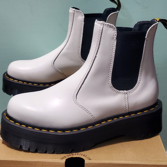 NIB DR. MARTENS 2976 Quad Retro White Smooth Leather Chelsea Boots Various Sizes - Picture 8 of 13
